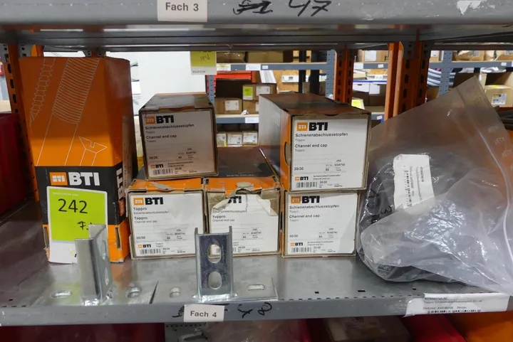Konvolut Befestigungsmaterial, BTI Toppro Schienenabschlussstopfen, diverse Umfang: Fachinhalt